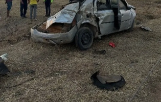 Motorista fica ferido após carro sair da pista e capotar na BR-122, em Candiba