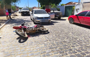 Motociclista de 20 anos fica ferida após acidente com carro no centro de Iuiú