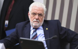 Jaques Wagner deixa liderança do governo no Senado e afirma que prioridade é comprovar inocência