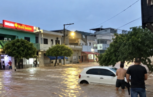 Chuva intensa provoca alagamentos, arrasta veículos e atinge creche em Macaúbas