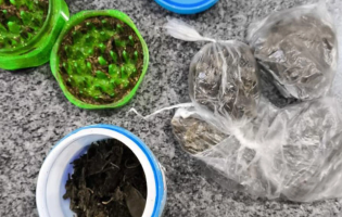 Duas mulheres são conduzidas à delegacia após apreensão de droga na Ceasa de Vitória da Conquista