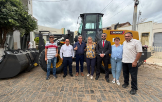 Livramento de Nossa Senhora recebe pá carregadeira adquirida por meio de emenda parlamentar