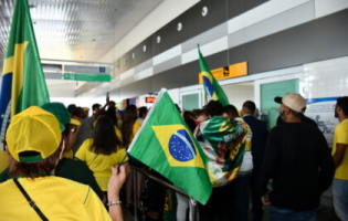 Protesto de bolsonaristas chama Sheila Lemos de comunista em Vitória da Conquista