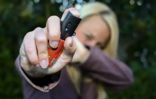 Nova lei autoriza mulheres a comprar e portar spray de pimenta para defesa pessoal
