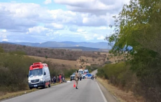 Jovem morre após colisão entre motocicleta e carreta na BR-030, em Brumado