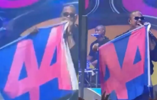 Leo Santana manifesta apoio a ACM Neto e levanta bandeira com número 44 em Salvador