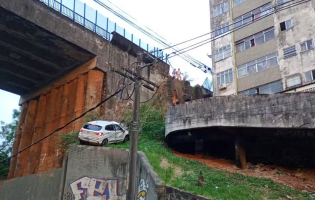 Carro derruba mureta e fica pendurado em viaduto de Salvador