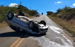 Veículo tomba após acidente e deixa trânsito lento na BA-623, entre Vila Mariana e Maetinga