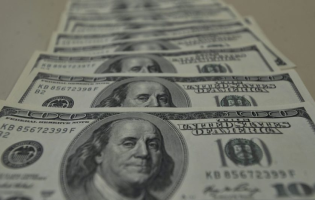 Dólar data estável, mas acumula queda de 1,82% em julho