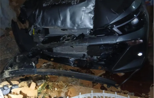 Carro colide contra muro de residência no bairro Polivalente em Livramento