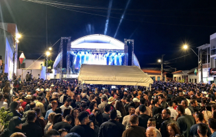Prefeitura de Abaíra prioriza festa milionária enquanto funcionários aguardam pagamento