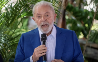Lula diz que ainda não decidiu se participará de debates e afirma: “Não vou para ouvir bobagem”