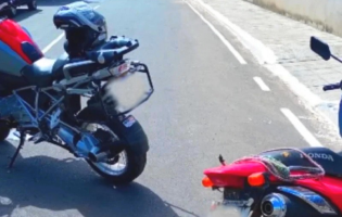 Criança de 8 anos fica ferida após colisão entre motocicletas em Brumado