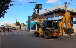 Caminhão com carga acima da altura danifica semáforo no centro de Livramento de Nossa Senhora