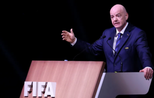 Em reação dupla, Fifa ataca Uefa e diz que aceita usar parte de fundo bilionário