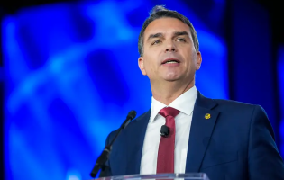 Moraes manda Flávio Bolsonaro depor à PF em investigação por calúnia contra Lula