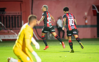 Vitória atropela Chapecoense por 4 a 0 no Barradão e ganha fôlego na luta contra o rebaixamento
