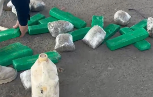 PRF apreende 21 quilos de drogas escondidos em compartimento secreto de carro na BR-116, em Feira de Santana