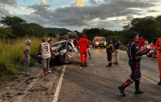 Batida entre van e caminhonete deixa 16 feridos em Itaberaba