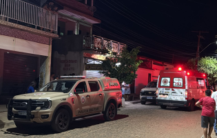 Ex-companheiro atira em mulher após fim do relacionamento e cai de telhado durante fuga em Livramento de Nossa Senhora