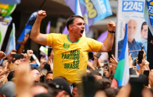 De colete à prova de balas, Flávio Bolsonaro refaz trajeto onde o pai foi esfaqueado em Juiz de Fora