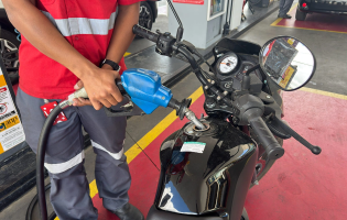 Governo tenta acelerar mudança que pode aumentar mistura de etanol na gasolina; decisão aguarda aval do TCU
