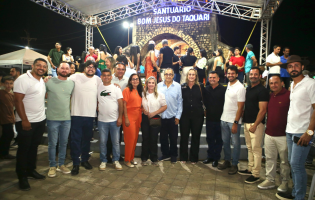 Prefeita Joanina Sampaio recebe deputados Ivana Bastos e Manuel Rocha durante celebração do Bom Jesus do Taquari