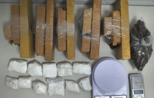 Denúncia leva polícia a apreender 5 kg de maconha e pacotes de cocaína em Feira de Santana