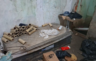 Polícia desmonta fábrica clandestina de espadas e apreende 150 kg de pólvora na Bahia